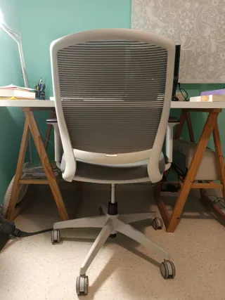 Silla de escritorio giratoria modelo Nicole White.