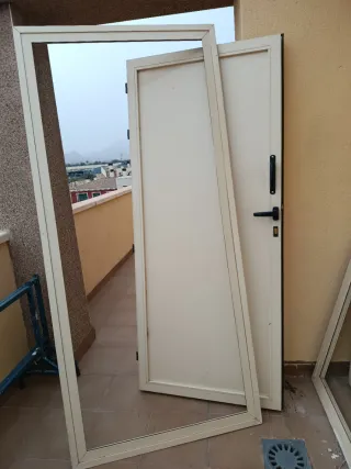 Puerta aluminio exterior con mosquitera