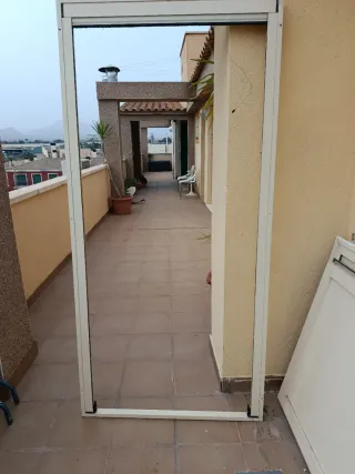 Puerta aluminio exterior con mosquitera