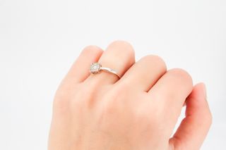 Solitario De Oro Blanco De 18K.. Ref: 030-01-01190