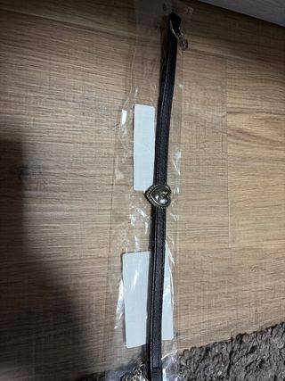 Gargantilla negra con corazón plateado