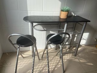 Mesita alta con 2 taburetes