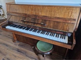 Piano de pared madera cherny