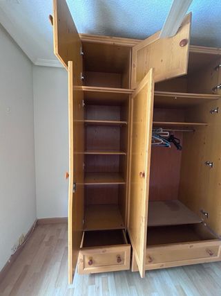 Armario de madera maciza