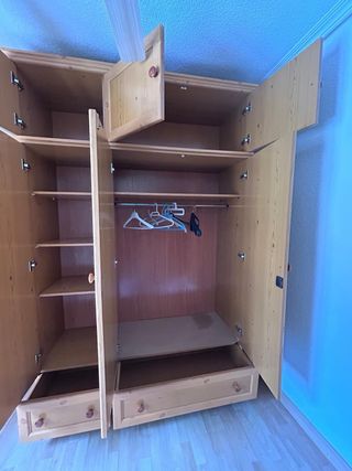 Armario de madera maciza