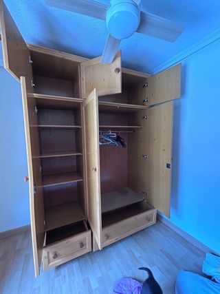Armario de madera maciza