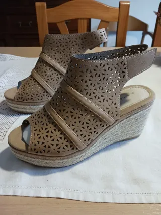 Sandalias cuña piel caladas beige