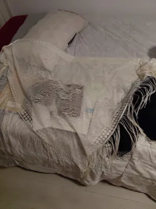 Mantón blanco de encaje con flecos