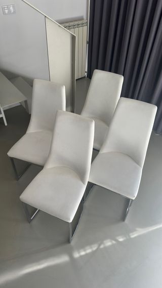 Mesa de comedor con 4 sillas