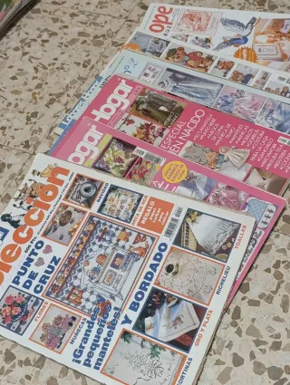 Lote de 29 revistas antiguas de manualidades.