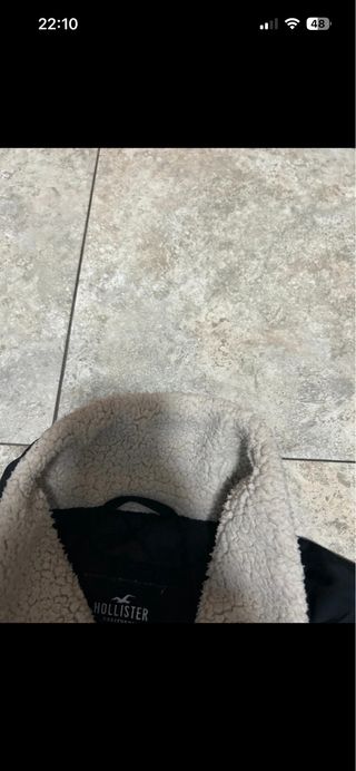 Hollister chaqueta negra con forro de pelo