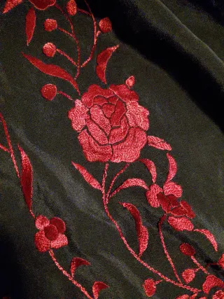 Manton de Manila bordado negro y rojo