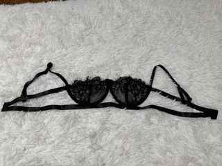 Sujetador de encaje negro con tirantes