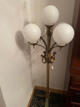 Lámpara de pie dorada con 5 esferas