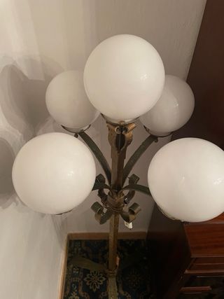 Lámpara de pie dorada con 5 esferas