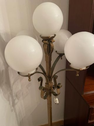 Lámpara de pie dorada con 5 esferas