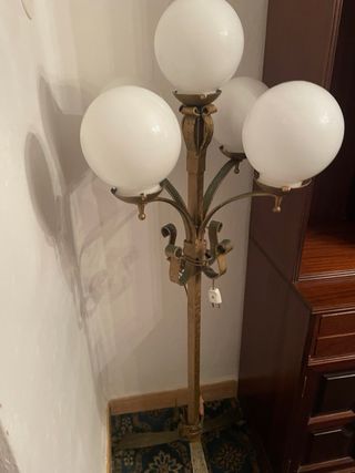Lámpara de pie dorada con 5 esferas