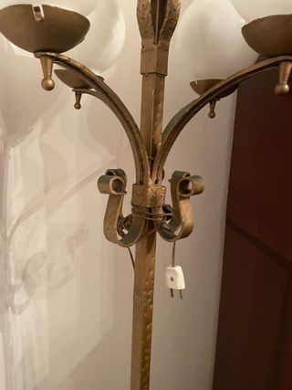 Lámpara de pie dorada con 5 esferas