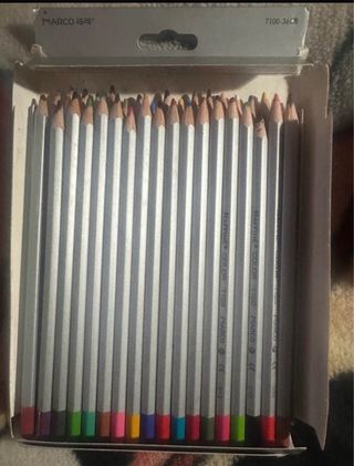 Rotuladores acrílicos y lápices de colores