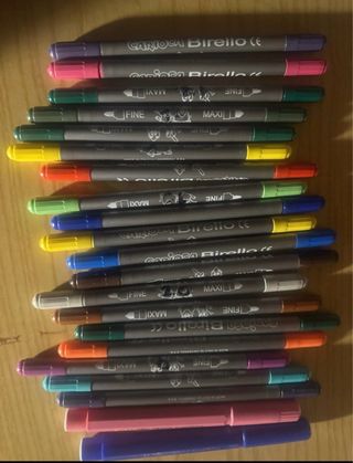 Rotuladores acrílicos y lápices de colores