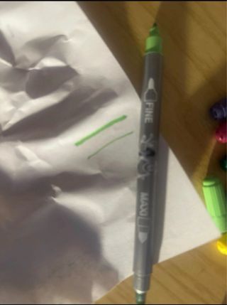 Rotuladores acrílicos y lápices de colores