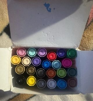 Rotuladores acrílicos y lápices de colores