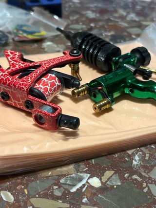 Máquina de tatuar con accesorios y piel sintética