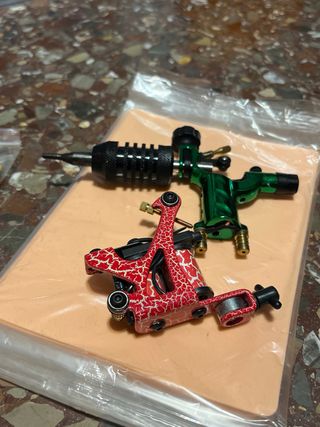 Máquina de tatuar con accesorios y piel sintética