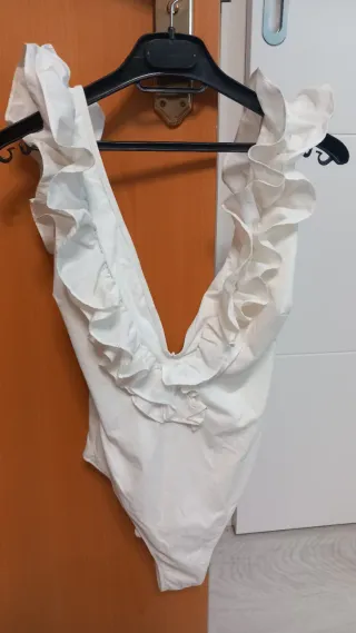 Bañador blanco con volantes