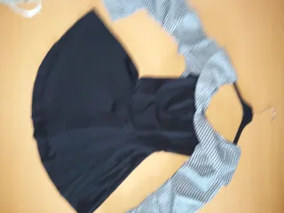 Vestido negro con mangas de cuadros