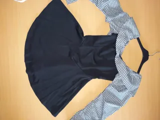 Vestido negro con mangas de cuadros
