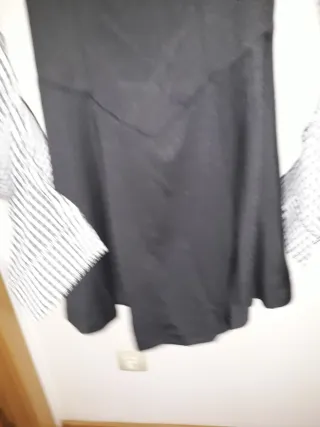 Vestido negro con mangas de cuadros
