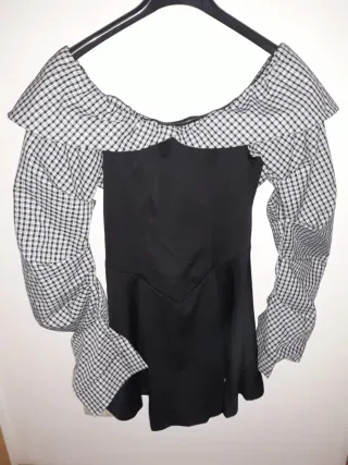 Vestido negro con mangas de cuadros