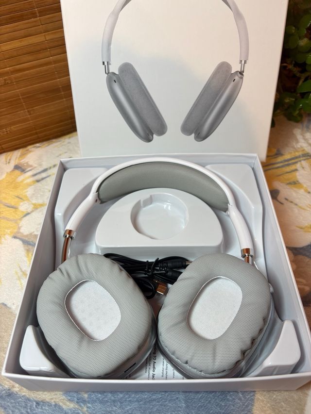 Cascos inalámbricos blancos y grises