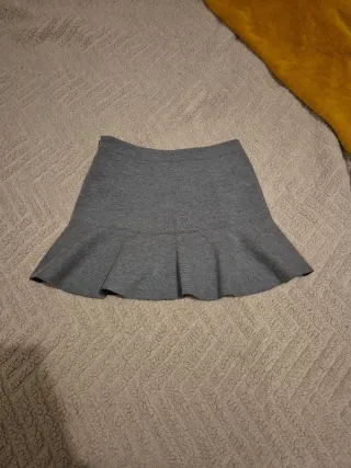 Falda gris con botones