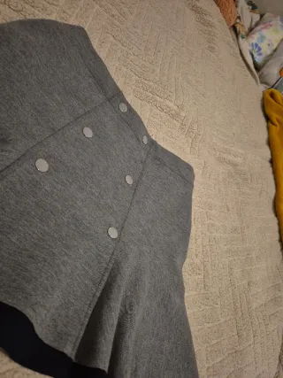 Falda gris con botones