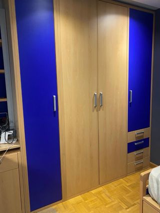 Habitación juvenil: Cama tren, armario y escritori