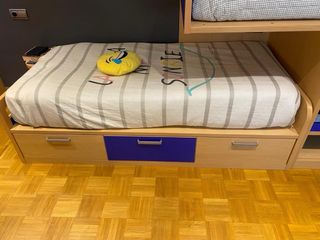 Habitación juvenil: Cama tren, armario y escritori