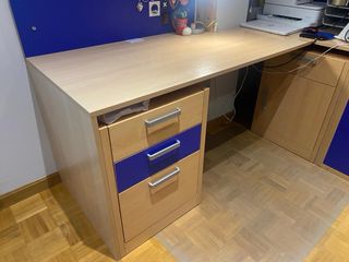 Habitación juvenil: Cama tren, armario y escritori