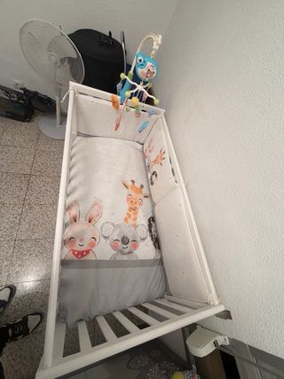 Cuna de bebé blanca con móvil