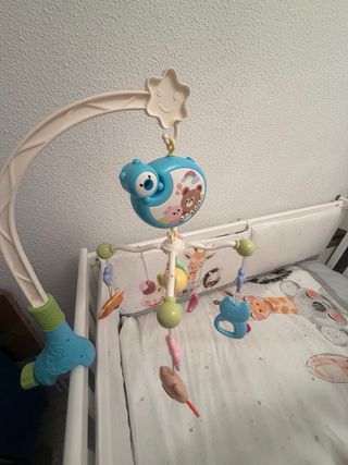 Cuna de bebé blanca con móvil