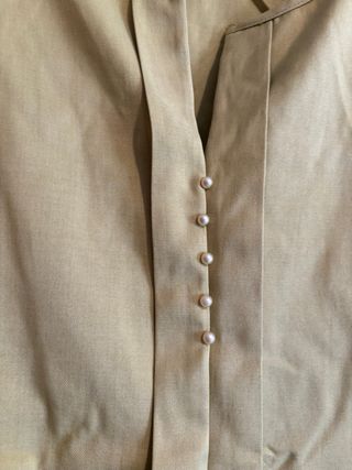 Blusa verde con mangas de encaje