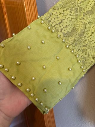 Blusa verde con mangas de encaje