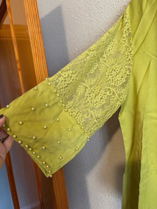 Blusa verde con mangas de encaje