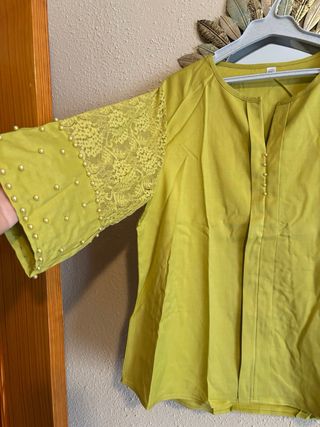 Blusa verde con mangas de encaje