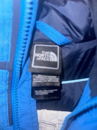 Chaqueta The North Face azul y negra