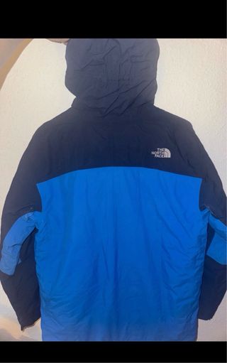 Chaqueta The North Face azul y negra