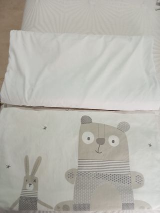 Colcha y chichoneras reversibles Marca:Petit Praia