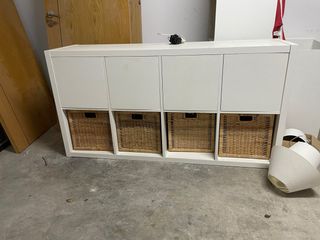 Mueble blanco con cestas de mimbre