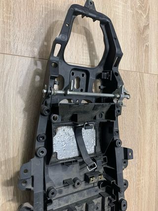 Subchasis Yamaha R6 06/07 con tapa batería